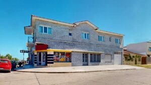 Chalet en planta alta sobre Av. Luro