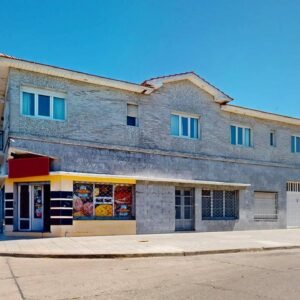 Chalet en planta alta sobre Av. Luro